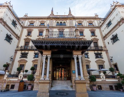 1200px-Hotel_Alfonso_XIII,_Sevilla,_España,_2015-12-06,_DD_80